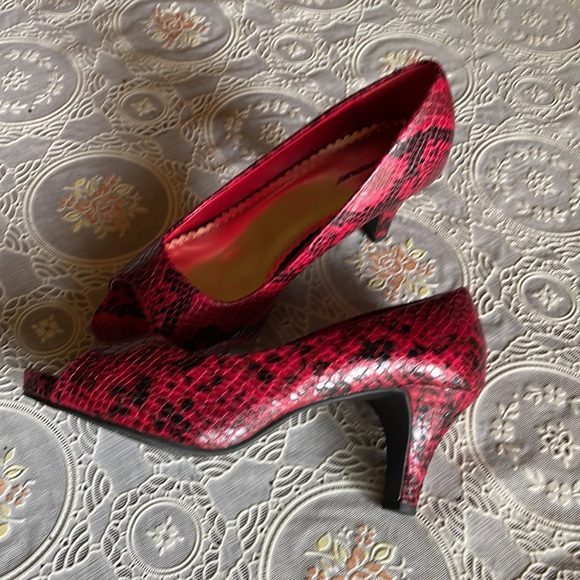 Open toe Hi-heels, red & black faux snake skin finish, ~3” heel. - Picture 2 of 4